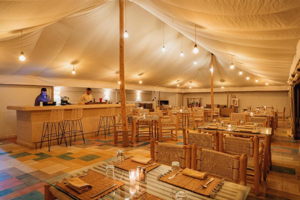 Séance de yoga au lever du soleil, Oxygen Lodge